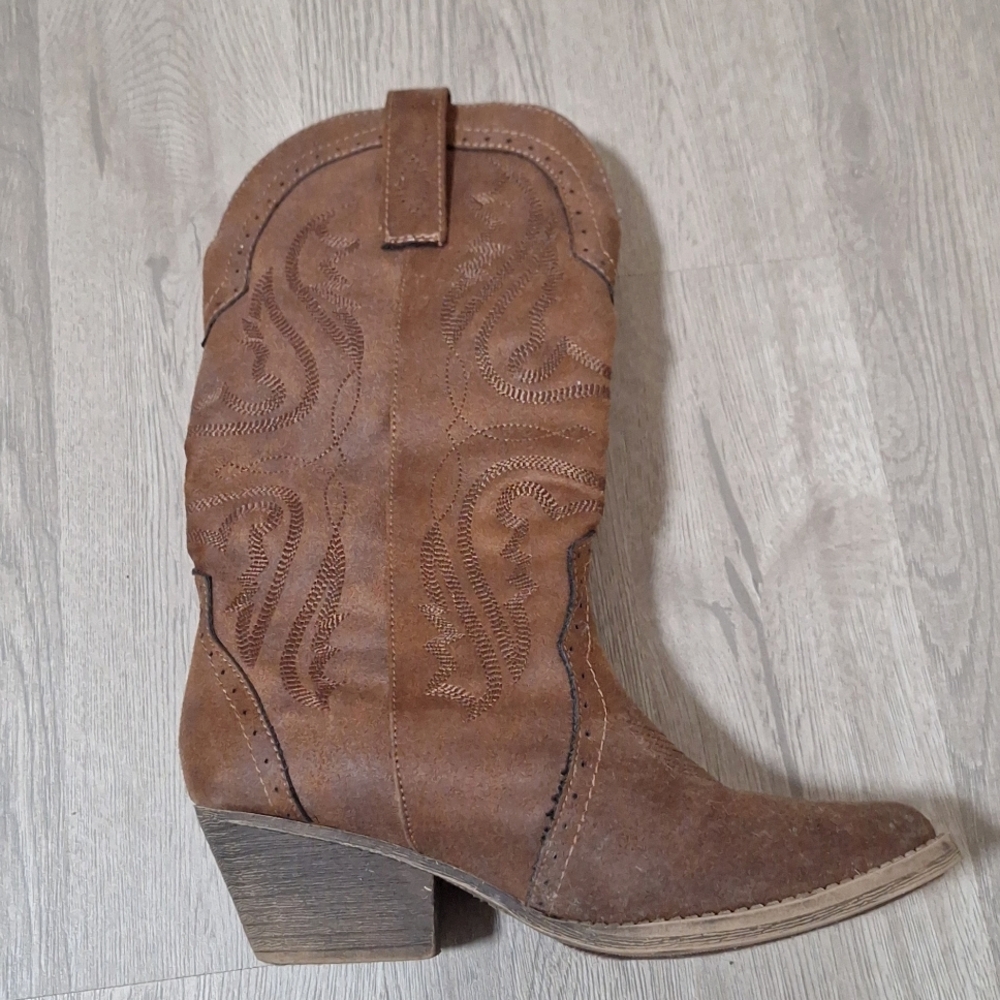 Brown boots 👢
